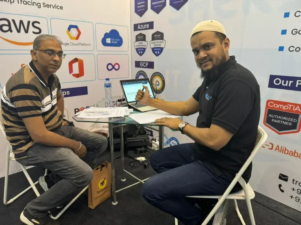 Sherdil team member discussing cloud certifications with a visitor, ITCN Asia 2024 Lahore