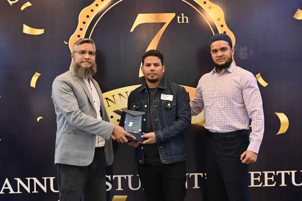 Alumnus receiving a recognition award, Sherdil 7th anniversary 2024