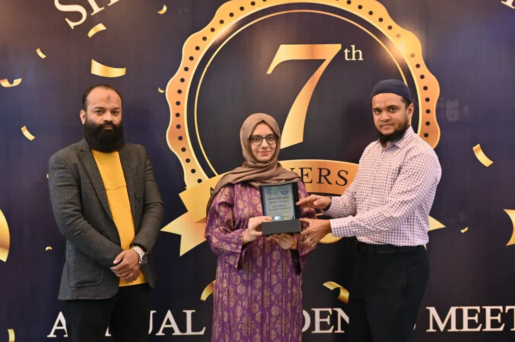 Award handover on stage, Sherdil 7th Anniversary Students Meetup 2024