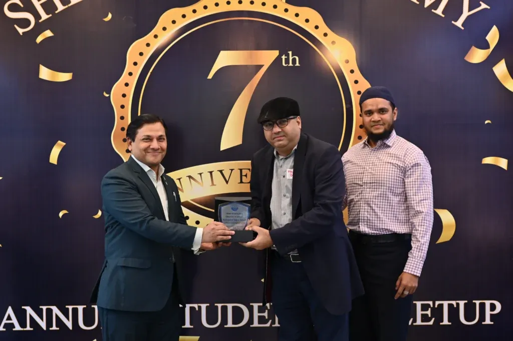 Award handover between guests, Sherdil 7th anniversary meetup 2024