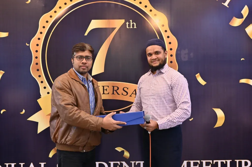 Gift presented to an alumnus, Sherdil 7th Anniversary Meetup 2024