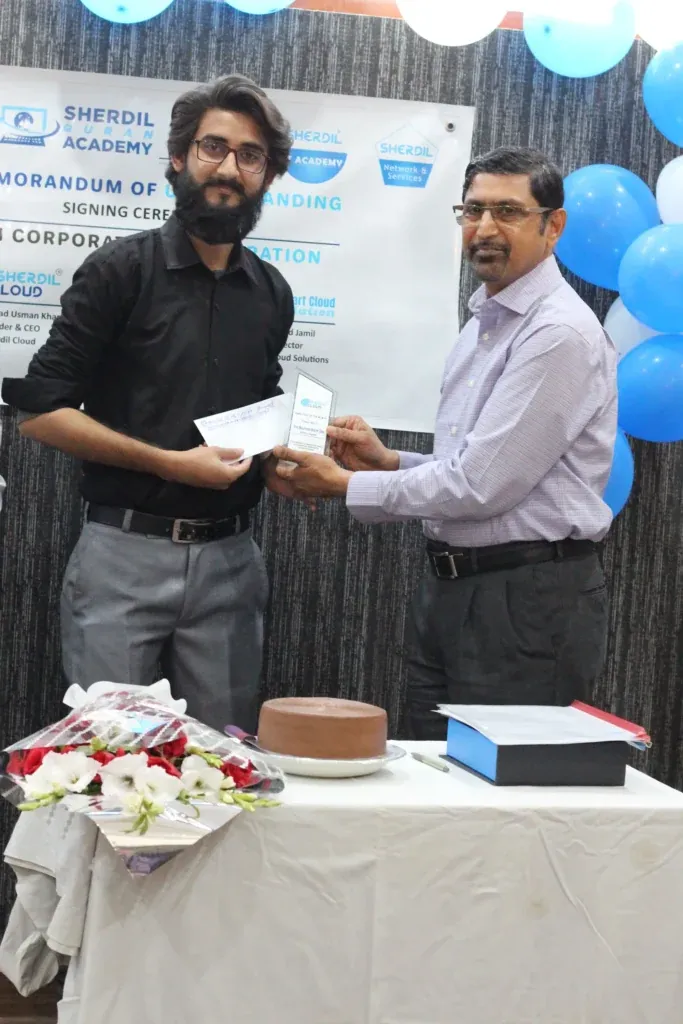 Envelope handover at the Sherdil Cloud MOU ceremony 2022