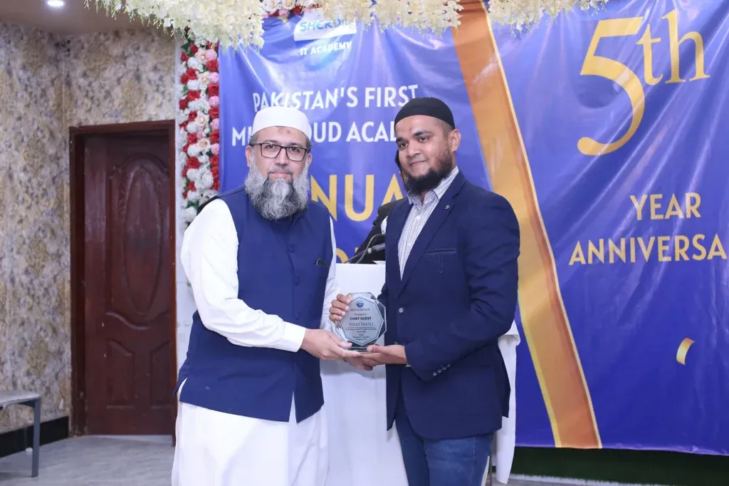 Award presented to a guest, Sherdil 5th Year Anniversary Meetup 2022